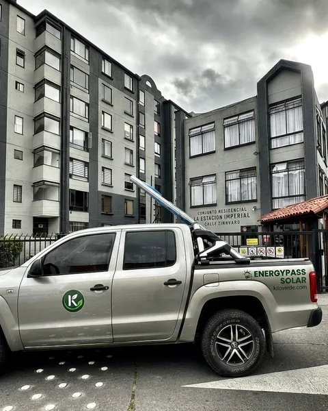 Camioneta de Kiloverde frente a un conjunto residencial en Bogotá.