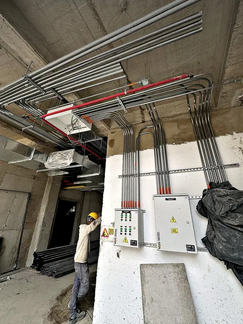 Canalizaciones y tablero de distribución en una obra en construcción.