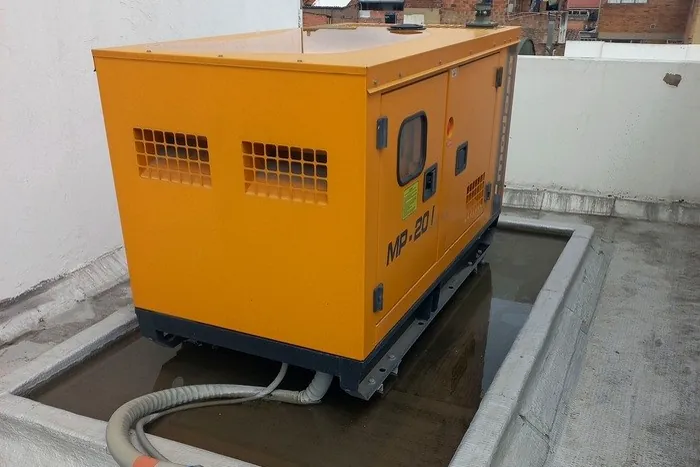 Planta eléctrica de respaldo instalada sobre su base.