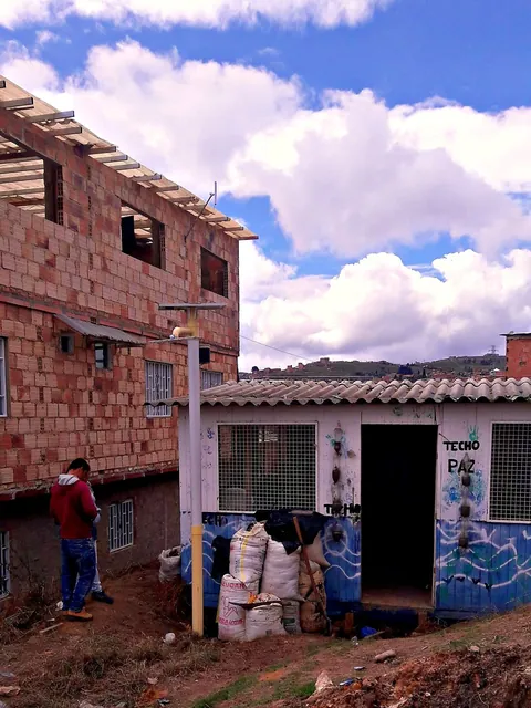 Salón comunal del barrio El Paraíso, en Bogotá, con luminaria solar.