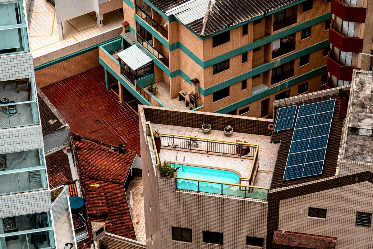 Vista aérea de conjuntos residenciales con cubiertas aprovechables y zonas comunes