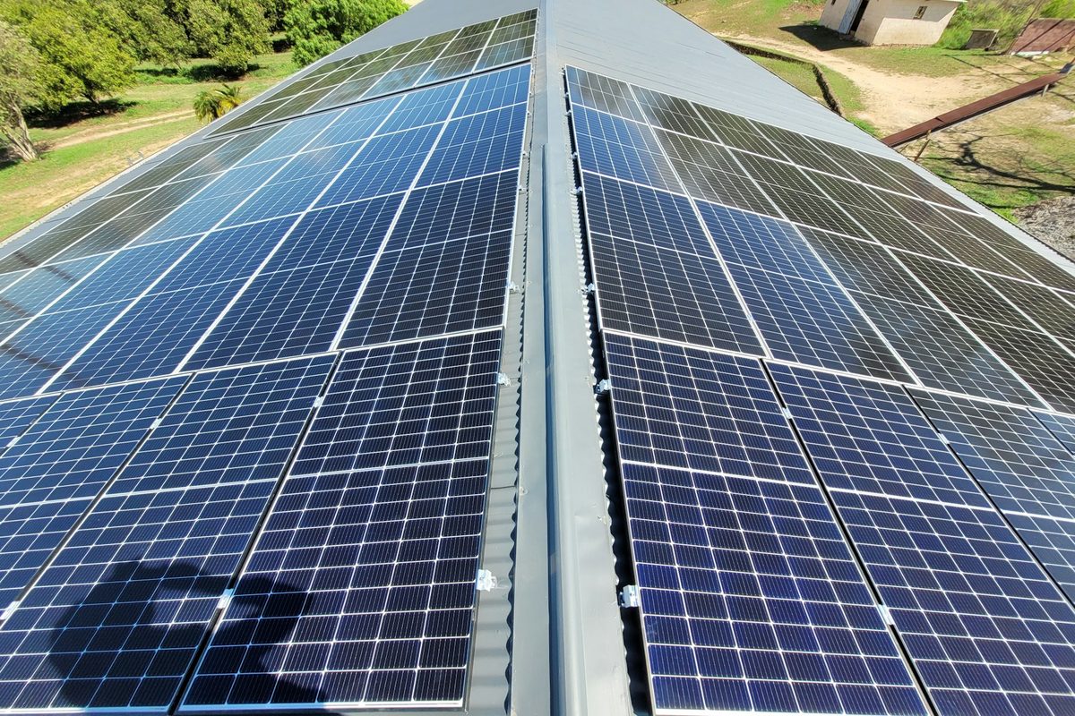 Módulos fotovoltaicos instalados sobre una cubierta