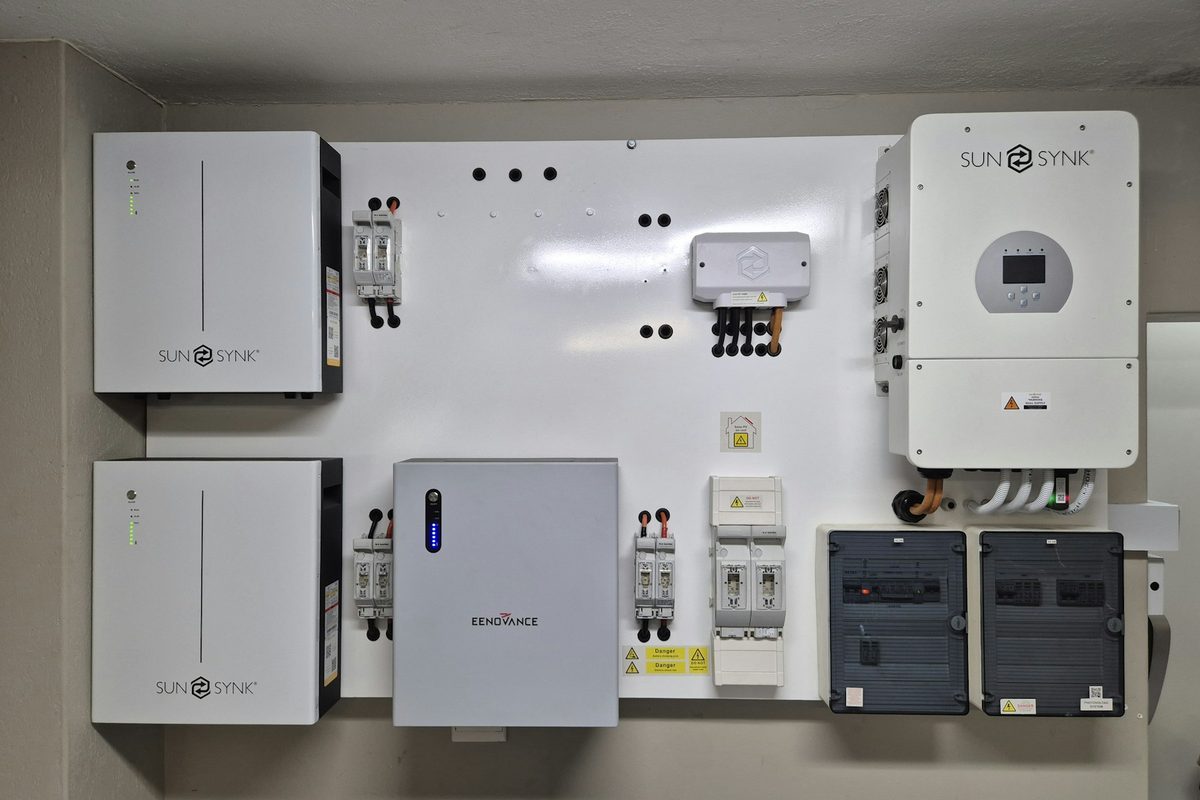 Inversor solar y equipos de medición montados en muro